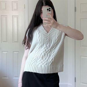 KNITTED SWEATER VEST